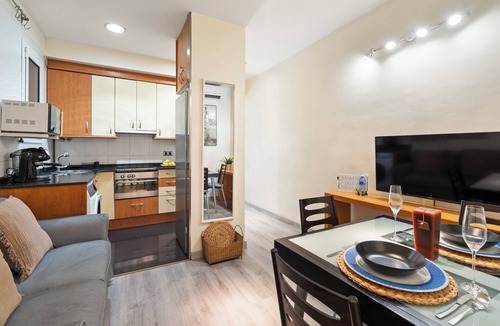 El Camp de l'Arpa del Clot Apartment | Your Barcelona Base: Cozy Apt by Sant Pau & Metro w/AC & Balcony