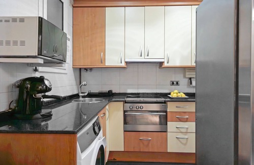 El Camp de l'Arpa del Clot Apartment | Your Barcelona Base: Cozy Apt by Sant Pau & Metro w/AC & Balcony