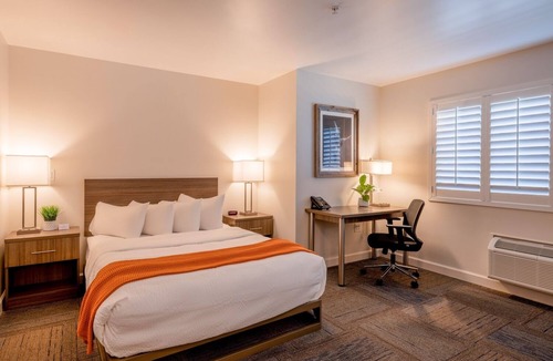 Moss Landing Hotel | Your Coastal Hideaway: Queen Room