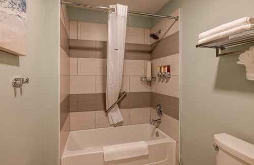 Moss Landing Hotel | Your Coastal Hideaway: Queen Room