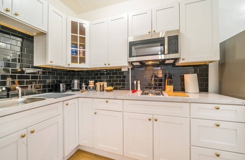 East Avenue Apartment | Your Cozy Studio HighFalls TV+Kitchen+Rochest DT.