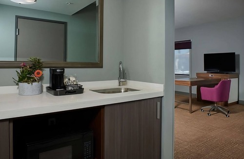 Sherwood - Tualatin North Hotel | Your Dream Getaway! Free Breakfast, Pool, Pets Allowed, Free Parking!