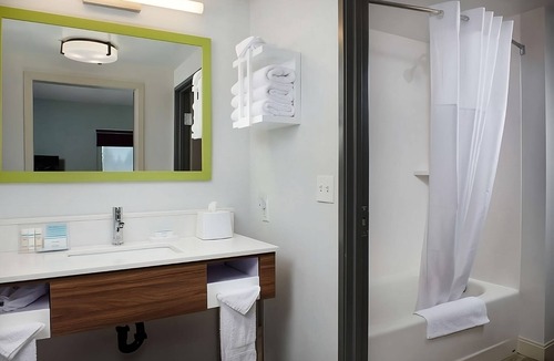 Sherwood - Tualatin North Hotel | Your Dream Getaway! Free Breakfast, Pool, Pets Allowed, Free Parking!