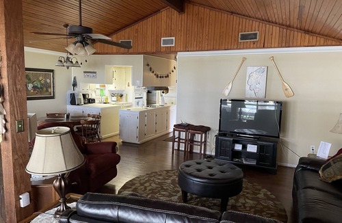 West Livingston House | Your Dream Lakefront Oasis awaits! Spacious 4 bdrm, Livingston, Tx! Fish and fun