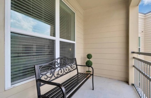 South Main Apartment | Your Emerald Luxury Escape-King Suite/MED/NRG/DTWN