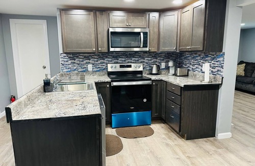 Mayfield House | Your getaway home Charming 3-bedroom house in fabulous Mayfield with WiFi, AC.