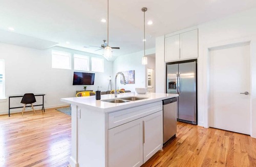 Lawndale/ Wayside House | Your Great Bungalows! Sleeps 12/6BR/4BA/8PA