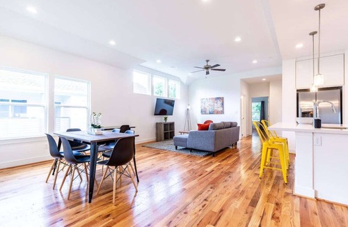 Lawndale/ Wayside House | Your Great Bungalows! Sleeps 12/6BR/4BA/8PA