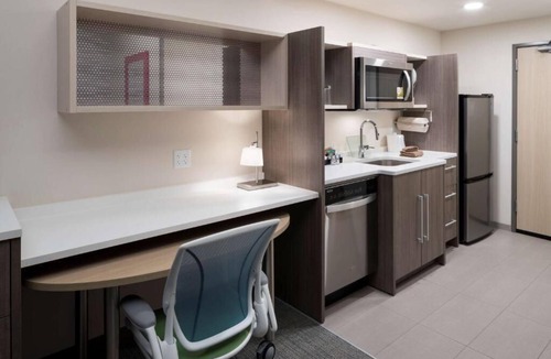 Port Canaveral Hotel | Your Home Away From Home! Onsite Pool, Kitchenette, Free Breakfast, Parking!
