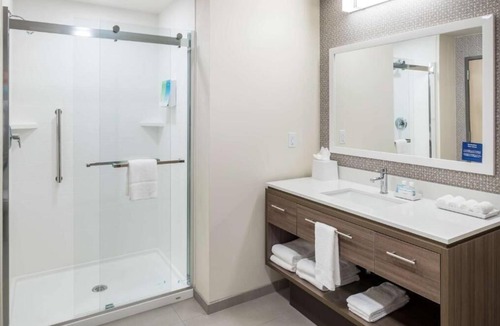 Port Canaveral Hotel | Your Home Away From Home! Onsite Pool, Kitchenette, Free Breakfast, Parking!