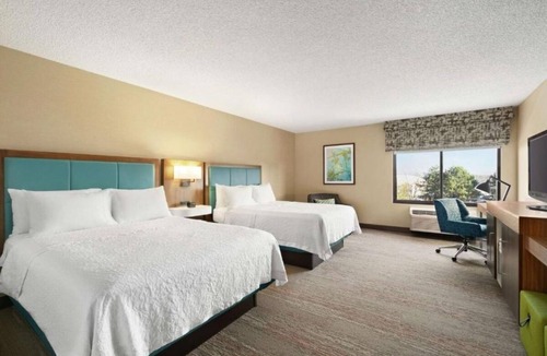 South Portland House | Your Home Away From Home! 3 Comfortable Units, Free Breakfast, Parking!