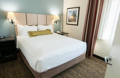 Anaheim Resort Hotel | Your Home Away From Home! 4 Pet-friendly Units, Kitchenette, Pets Allowed