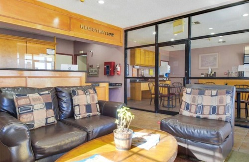 Ingleside House | Your Home Away from Home! Free Parking, Free Breakfast, Swimming Pool!