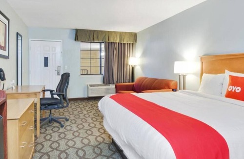 Ingleside House | Your Home Away from Home! Free Parking, Free Breakfast, Swimming Pool!