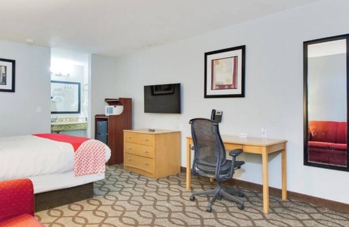 Ingleside House | Your Home Away from Home! Free Parking, Free Breakfast, Swimming Pool!