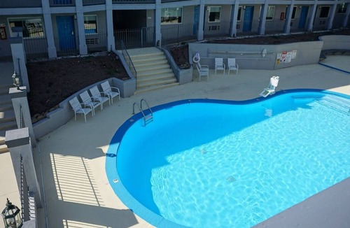 Merry Oaks House | Your Home Away From Home! 4 Comfortable Units, Free Breakfast & Parking, Pool