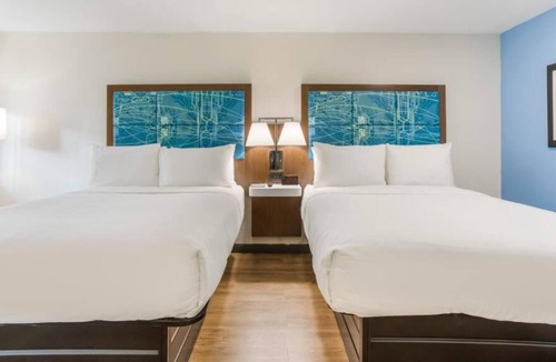 Merry Oaks House | Your Home Away From Home! 4 Comfortable Units, Free Breakfast & Parking, Pool