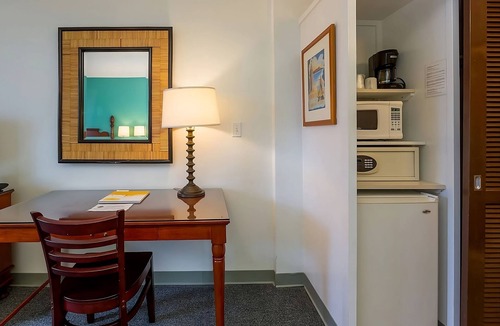 Ala Moana House | Your Home Away From Home! 3 Convenient Units, Pool, Pets Allowed