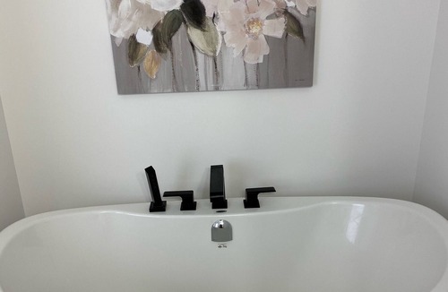 Mermaid House | Your Home Away From Home- 4 bed, 3 bath, centrally located.