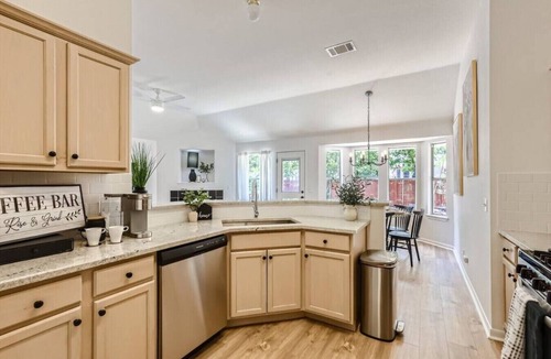 Leander House | Your home away from home!