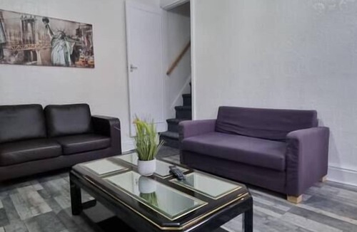 Leeds House | Your Home away from Home.n27HS