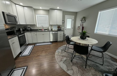 Delta House | Your Home Away From HomenQuiet, Modern, & Open 1