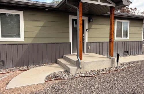 Delta House | Your Home Away From HomenQuiet, Modern, & Open 1