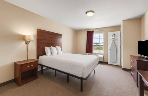Pleasanton Hotel | Your Home Base: Room w/Full Kitchen & Peaceful Views Nearby