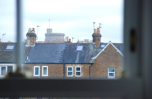 Windsor City Centre Apartment | Your home from home! with castle view and parking