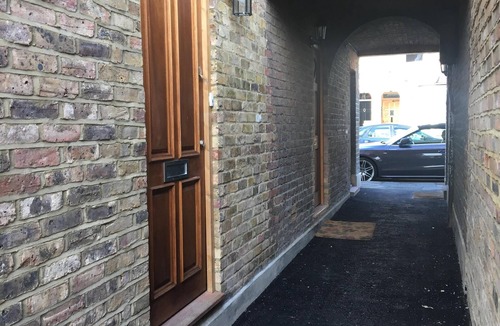 Windsor City Centre Apartment | Your home from home! with castle view and parking