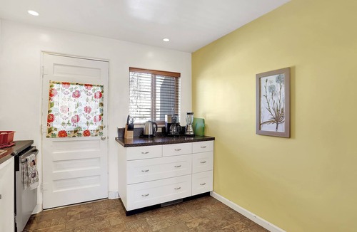 Highland Business House | Your home in Nob Hill, Explore Route 66 fun & adventure 2 beds, 1 bath, walkable