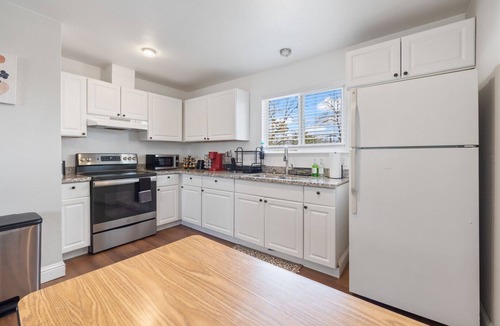Southeastern Sacramento Apartment | Your Home in Sacramento: 3BR w/Parking & Laundry
