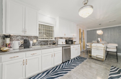 Sharpstown House | Your Houston Another Home, 4BR/2BA, near Galleria & Med Center Modern Central