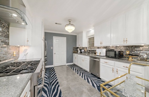 Sharpstown House | Your Houston Another Home, 4BR/2BA, near Galleria & Med Center Modern Central