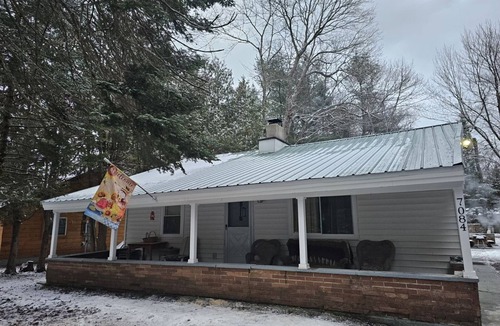 Woodgate Cabin | Your ideal location getaway ! Summer fun and comfort awaits you !