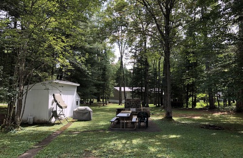 Woodgate Cabin | Your ideal location getaway ! Summer fun and comfort awaits you !