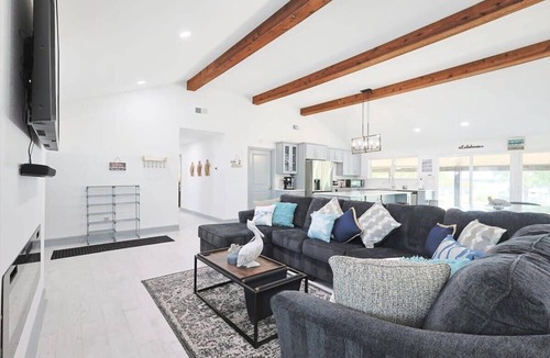 Quinlan House | Your Lakeside Destination - 3 Bedrooms, Lake Access
