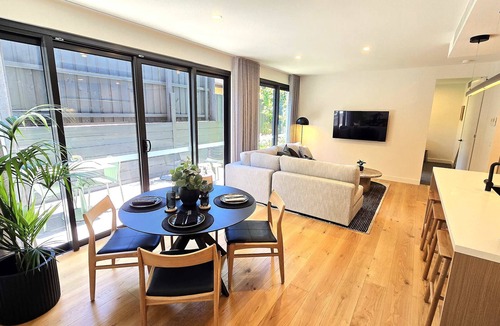 Hampton Apartment | Your luxe 2 bed Hampton Haven with parking