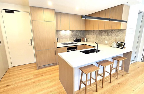 Hampton Apartment | Your luxe 2 bed Hampton Haven with parking