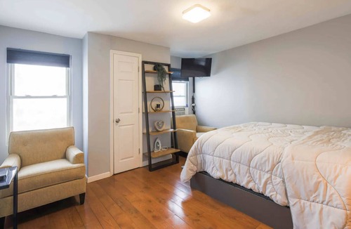 Belleville Apartment | Your Luxe Getaway! Experience contemporary Luxury!