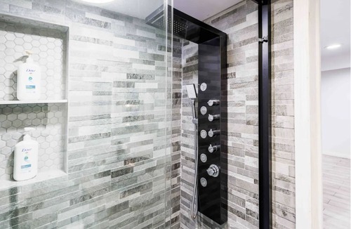 Belleville Apartment | Your Luxe Getaway! Experience contemporary Luxury!