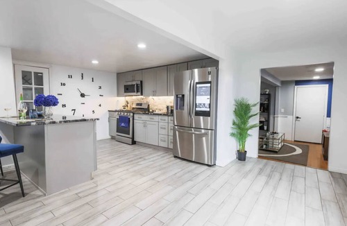 Belleville Apartment | Your Luxe Getaway! Experience contemporary Luxury!