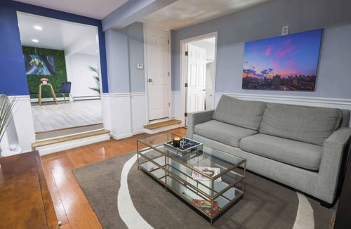 Belleville Apartment | Your Luxe Getaway! Experience contemporary Luxury!