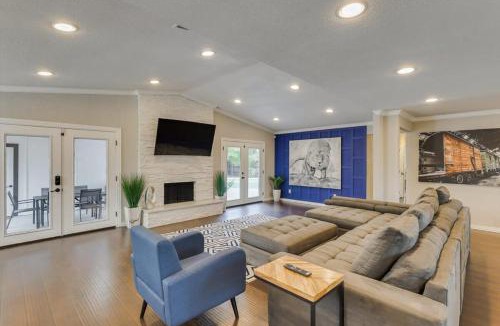 Dallas House | Your Modern and Bright Home w Private Pool