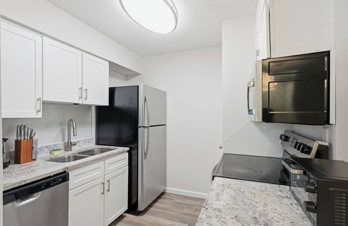 Hurstbourne Acres Apartment | Your Modern Escape at 502