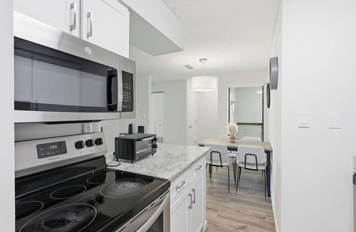 Hurstbourne Acres Apartment | Your Modern Escape at 502