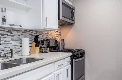 Neartown Apartment | Your Montrose Studios! Sleeps 46/23BR/23BA/23PA