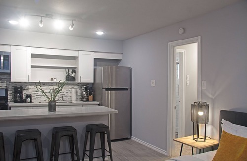 Hyde Park Apartment | Your Montrose Studios! Sleeps 38/19BR/19BA/19PA