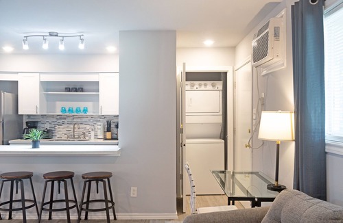 Neartown Apartment | Your Montrose Studios! Sleeps 28/14BR/14BA/7PA