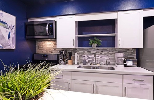 Neartown Apartment | Your Montrose Studios! Sleeps 24/12BR/12BA/12PAn